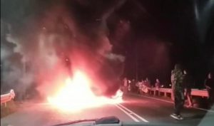 Con barricadas bloquean ruta en Antilhue exigiendo justicia por muerte de vecino en tiroteo
