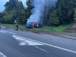 Vehículo terminó incendiado tras chocar en el acceso norte a Valdivia