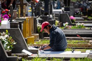 Más de 50 mil visitas se esperan en cementerios municipales de Valdivia por feriado religioso