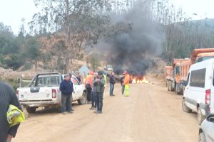 Familias vuelven a tomarse empresa de Corral acusando daño a viviendas y evalúan huelga de hambre