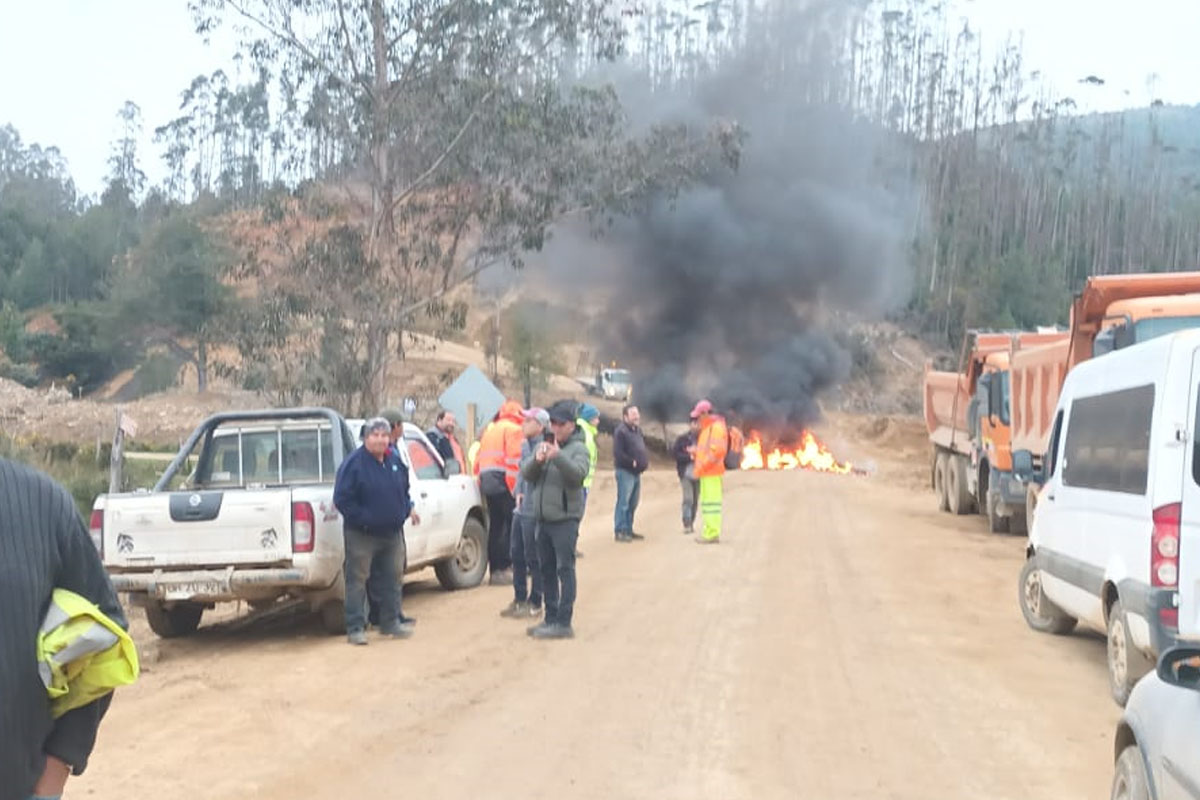 Familias vuelven a tomarse empresa de Corral acusando daño a viviendas y evalúan huelga de hambre