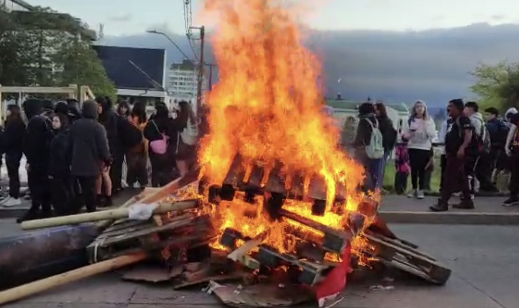 Municipio se querellará por daños tras conmemoración del estallido social en Valdivia