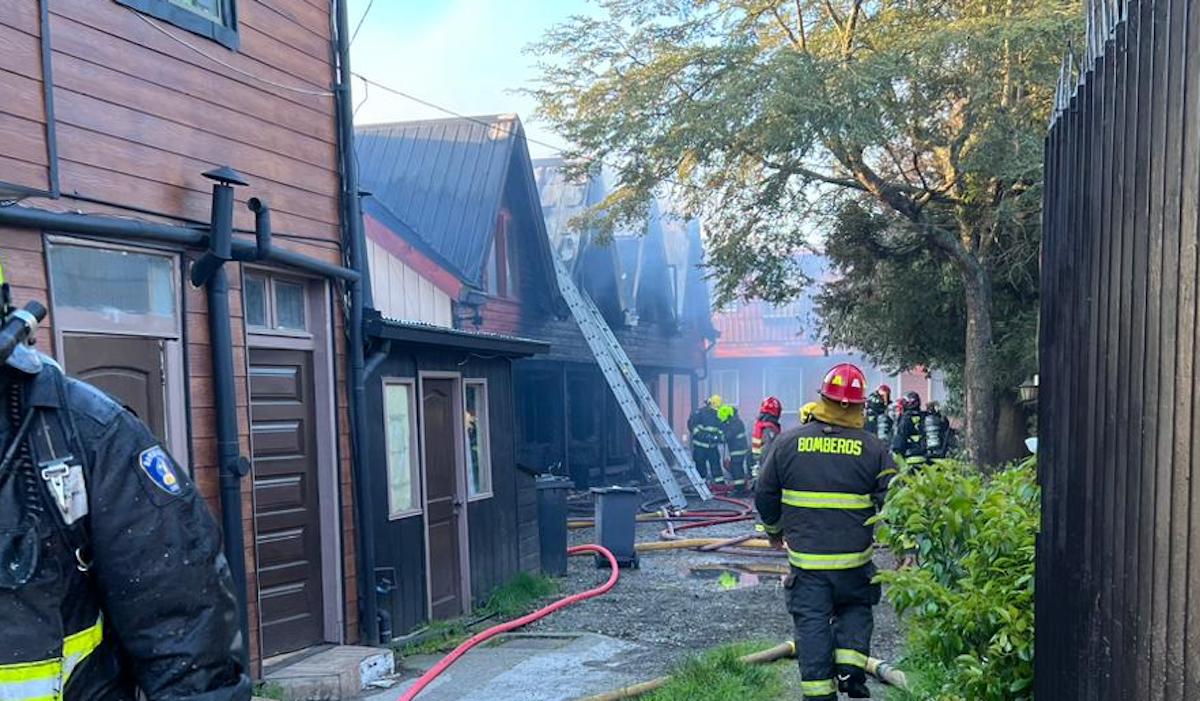 Incendio destruye ocho cabañas en calle Cochrane de Valdivia