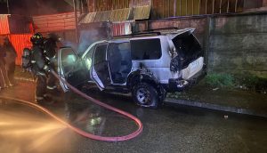 Investigan intencionalidad en incendio de vehículo en Valdivia: Habrían sido dos encapuchados