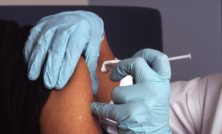 Adelantan vacunación bivalente en mayores de 70 años por baja inoculación en Los Ríos