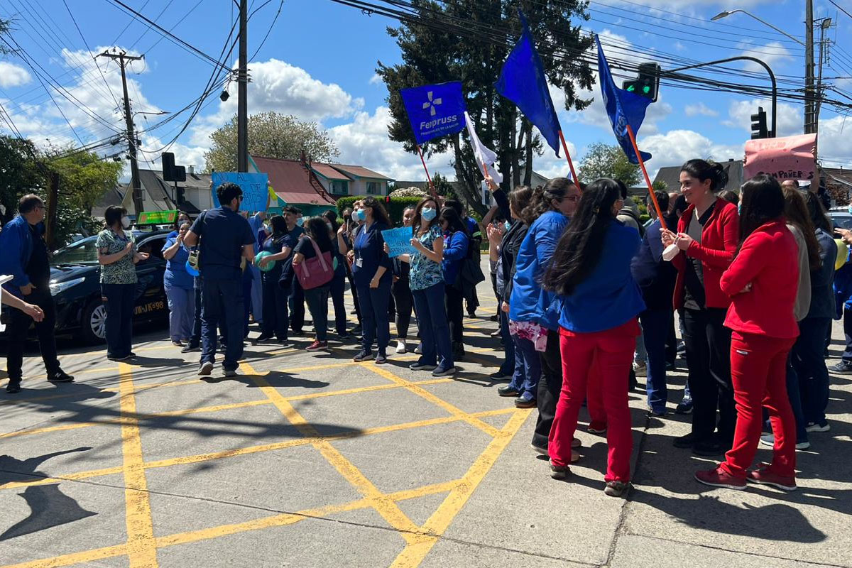 Funcionarios protestaron: 58 trabajadores del Hospital Base Valdivia serían apartados en noviembre