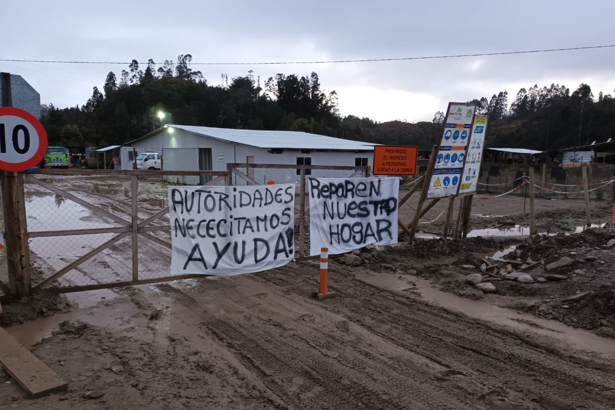 “No tenemos donde ir”: Familia se toma empresa denunciando daños a su vivienda en Corral