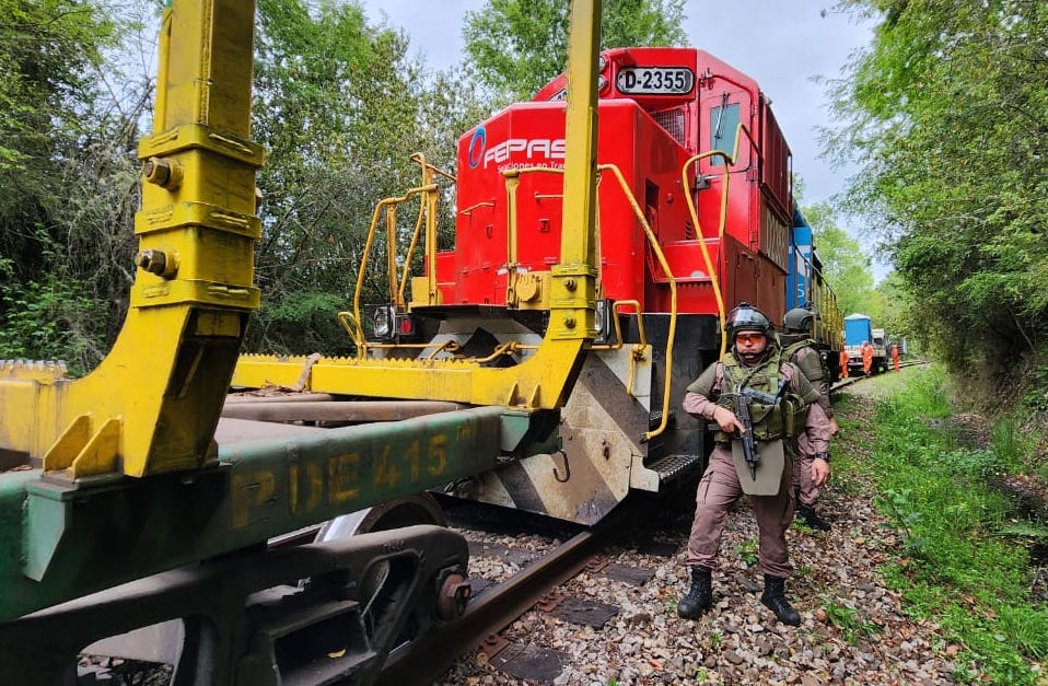 Investigan atentado en Máfil: Desconocidos descarrilan un tren de carga