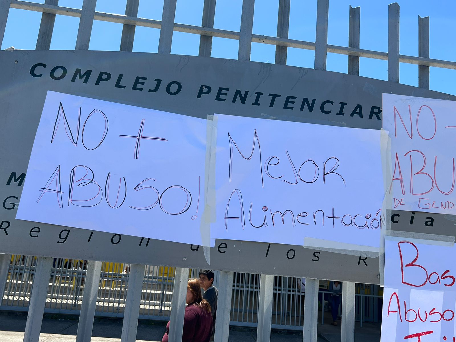 Familiares de imputados se manifestaron acusando abusos y agresiones en la cárcel de Valdivia