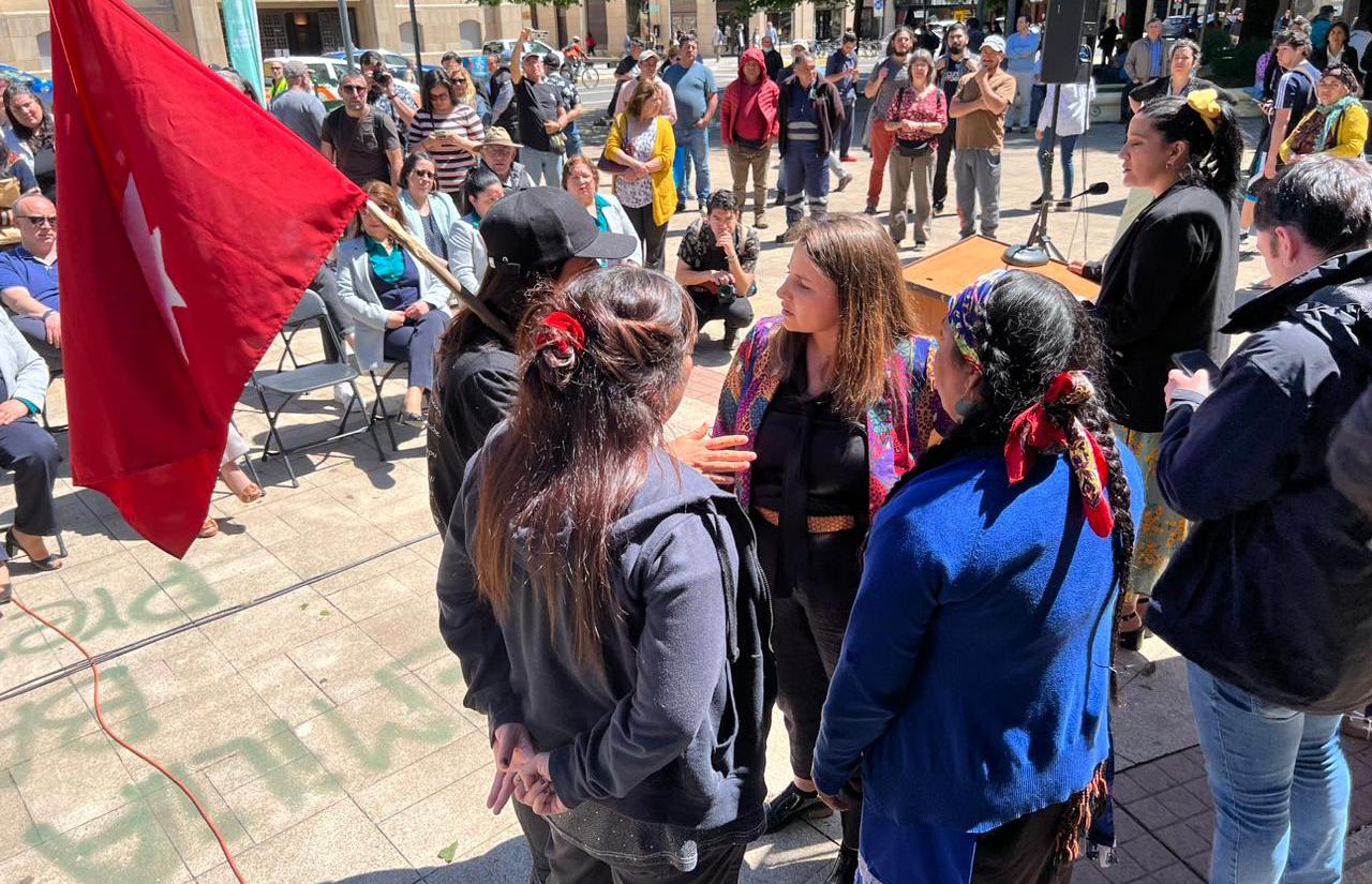 Alcaldesa Amtmann dijo tener “el interés” de dialogar con comunidades que la increparon en Valdivia