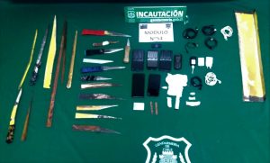Armas blancas, droga y celulares se incautaron en un allanamiento en la cárcel de Valdivia