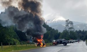 El vehículo se incendió: Colisión frontal deja una persona fallecida en Panguipulli