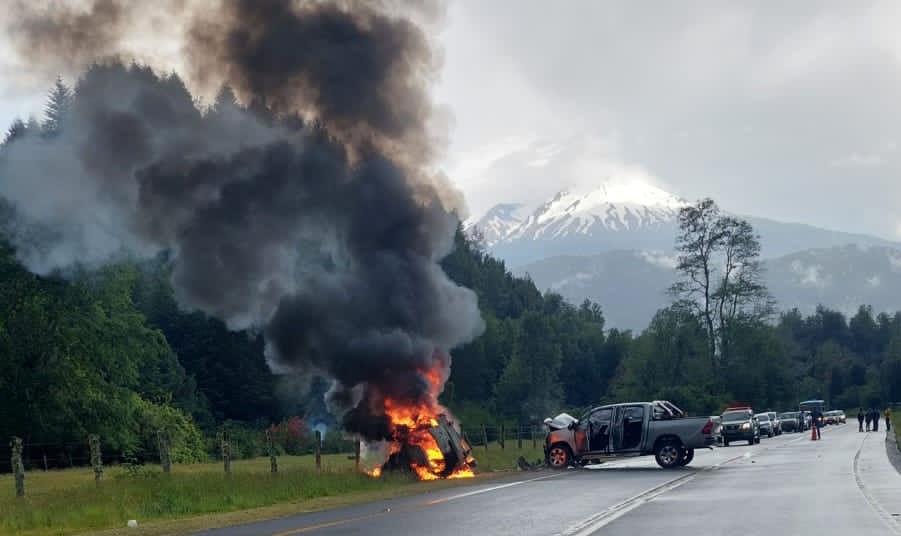 El vehículo se incendió: Colisión frontal deja una persona fallecida en Panguipulli