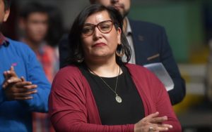 “Se coludió con la empresa”: Comunidades acusan a Delegada Peña de corrupción y exigen su renuncia