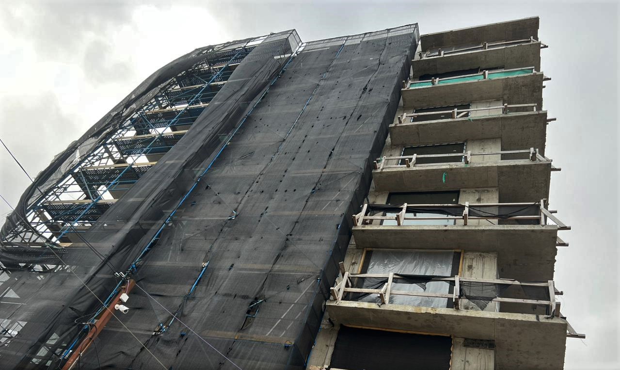 Trabajadores con sueldos impagos y constructora logran acuerdo para reanudar obra en Valdivia