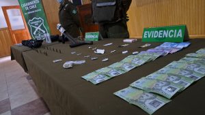 Operativo deja cinco detenidos, un arma, municiones y drogas incautadas en Valdivia