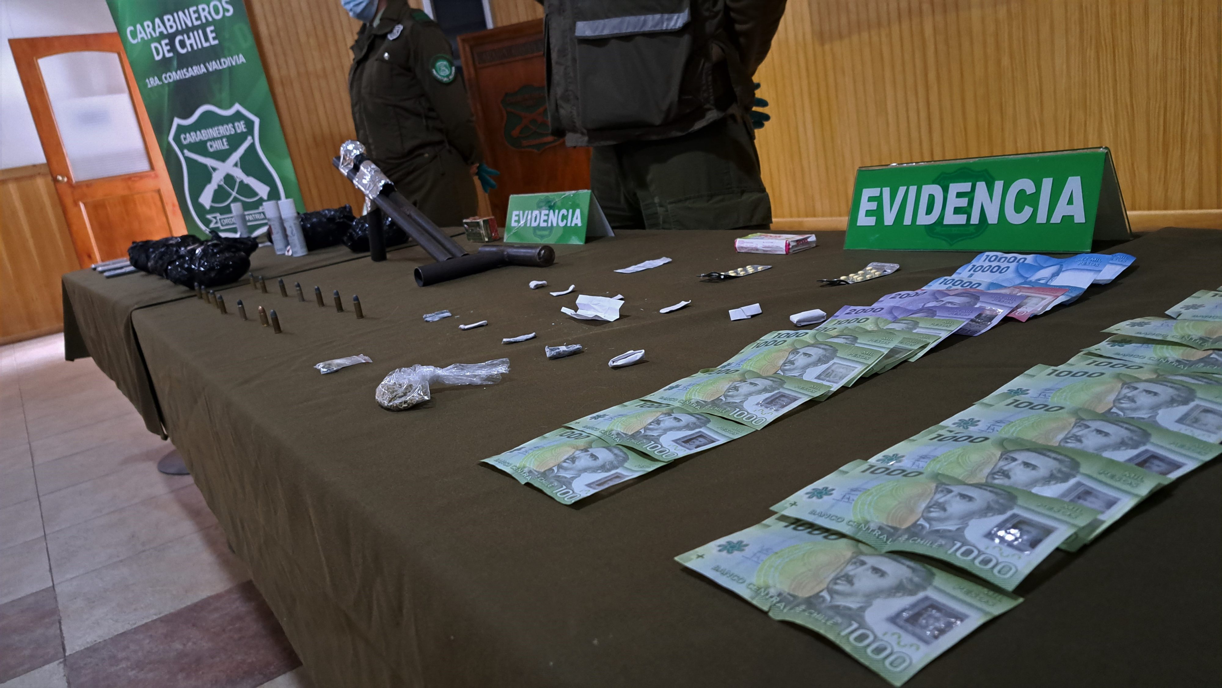 Operativo deja cinco detenidos, un arma, municiones y drogas incautadas en Valdivia