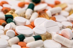 Mujer fue detenida mientras vendía medicamentos ilegalmente en feria libre de Valdivia
