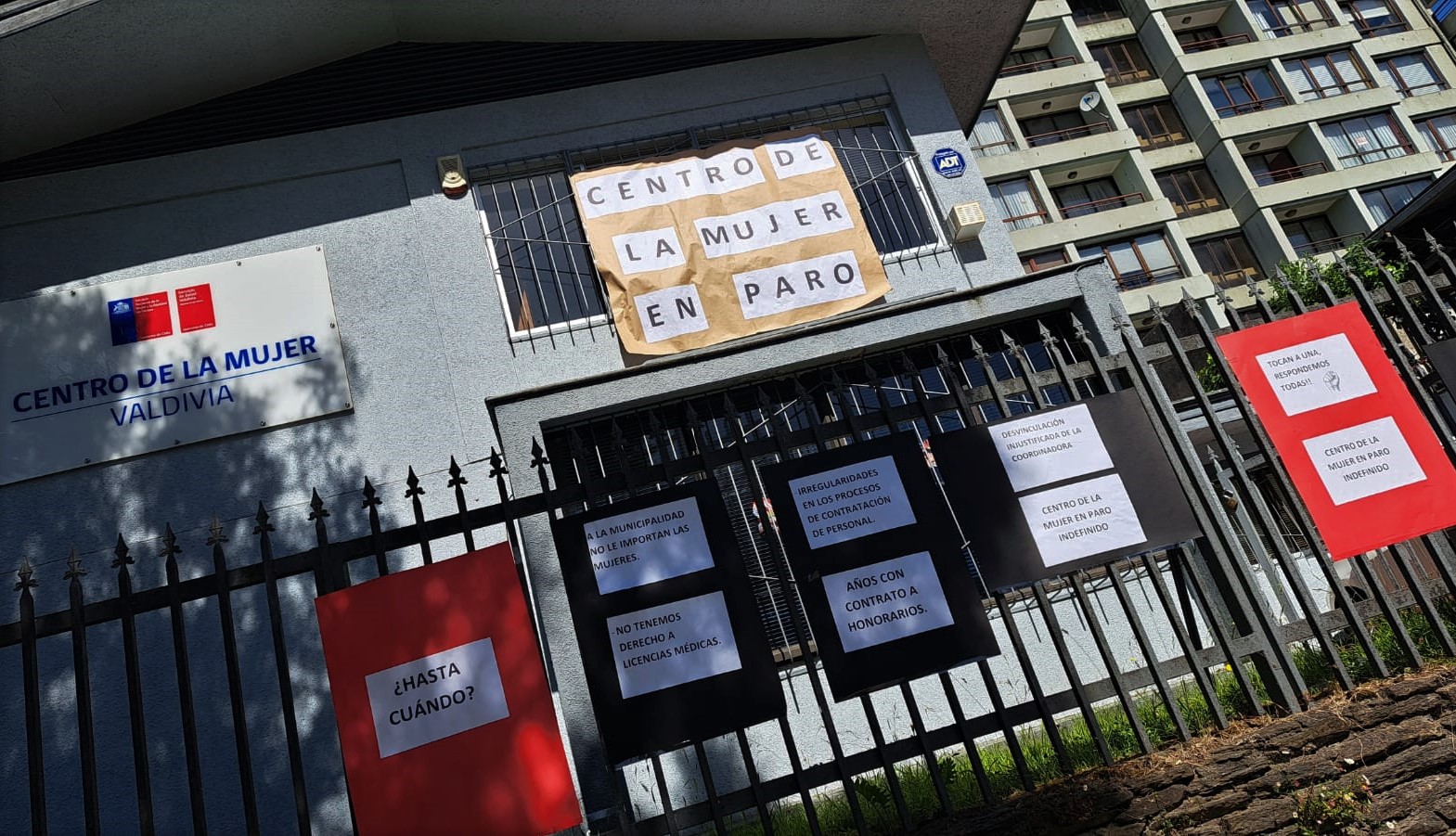 Paralizan funciones en Centro de la Mujer de Valdivia acusando arrastre de irregularidades
