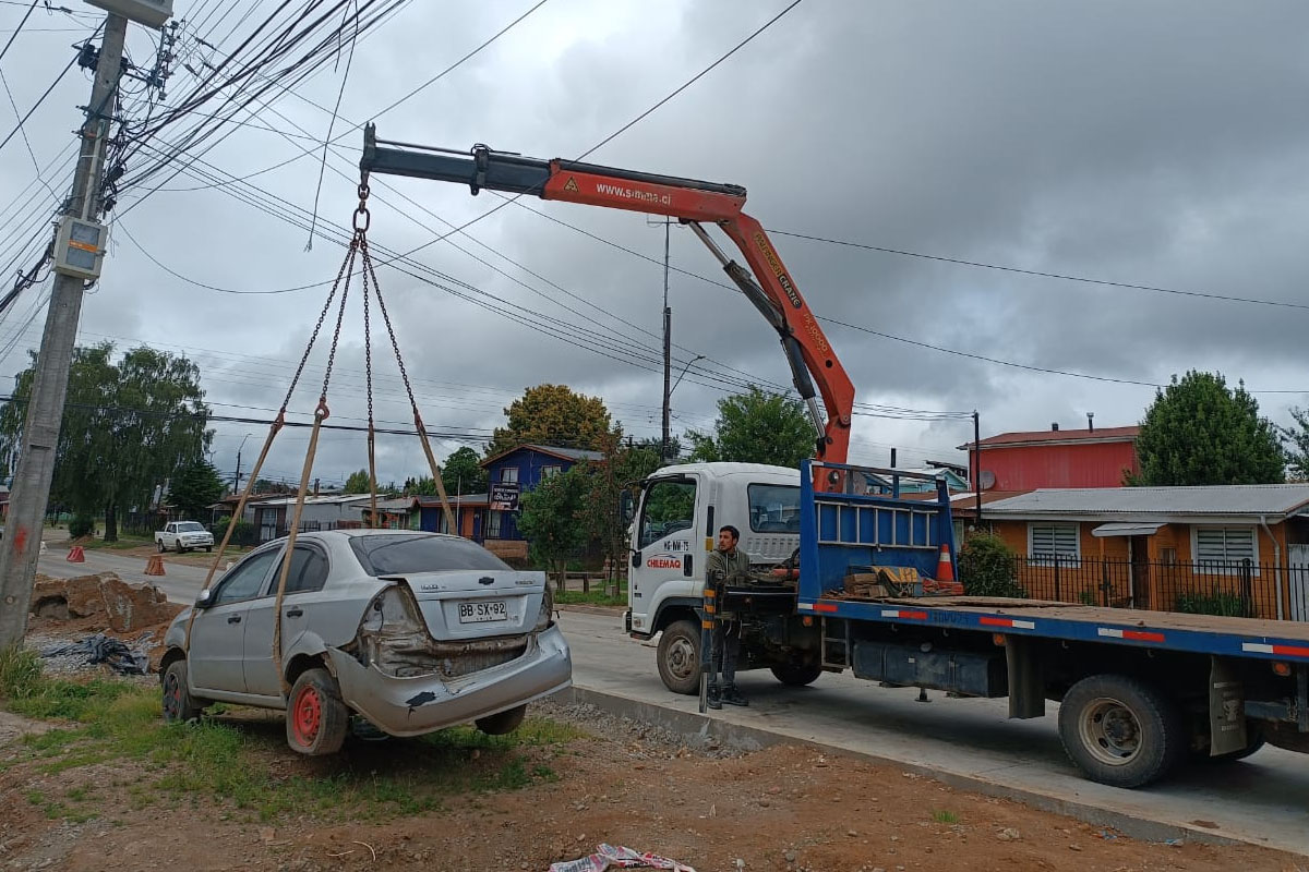 Tres vehículos retirados con grúa: Valdivia inicia cruzada contra autos abandonados y mal estacionados