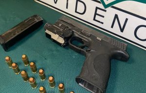 Detienen a persona que portaba arma de fuego y tenía órdenes de aprehensión por robo en Valdivia