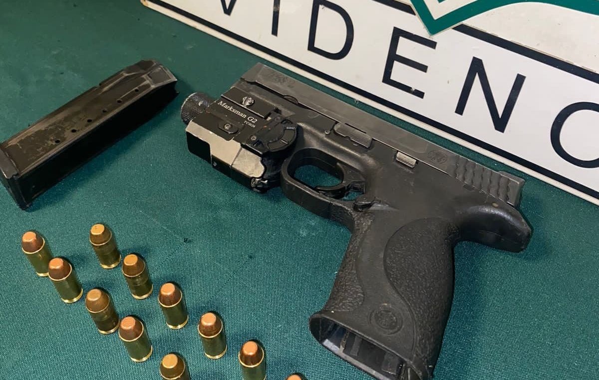 Detienen a persona que portaba arma de fuego y tenía órdenes de aprehensión por robo en Valdivia