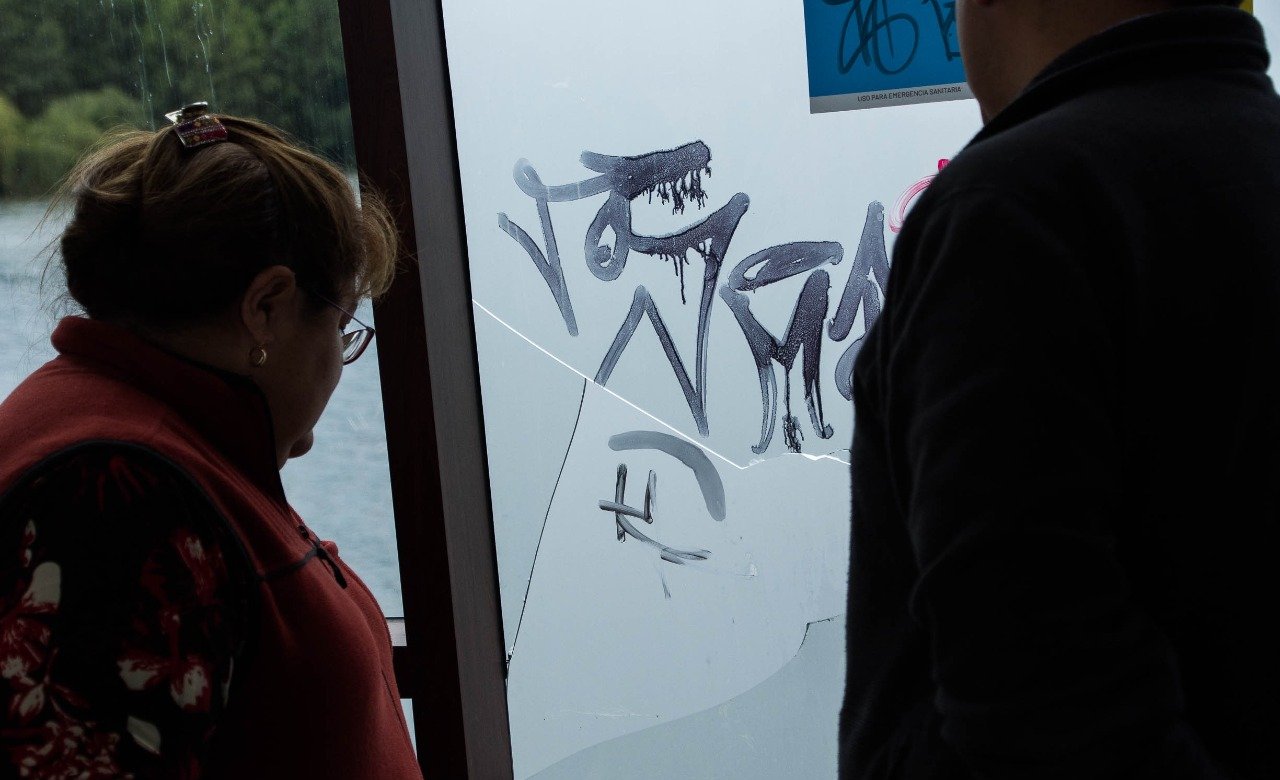 Repudian nuevos daños provocados por desconocidos en muelle techado en la Costanera de Valdivia