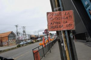 Trabajadores de la UST Valdivia en huelga exigen aumento de sueldo y reclaman lentitud en acuerdo