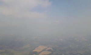 Nube de humo cubre Valdivia por incendio forestal: Recomiendan uso de mascarilla