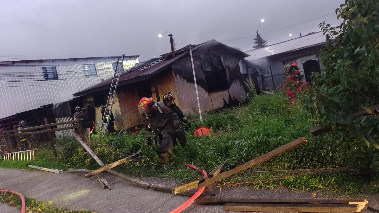 Una vivienda y una sede social fueron afectadas por incendio en Valdivia