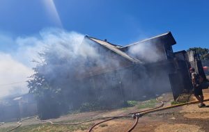 Prestarán ayuda social a los damnificados: Violento incendio consumió cinco casas en Valdivia