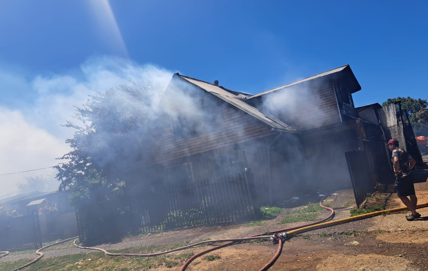 Prestarán ayuda social a los damnificados: Violento incendio consumió cinco casas en Valdivia