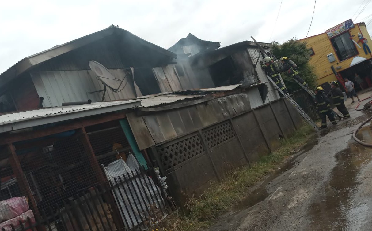 Al menos tres viviendas y siete personas damnificadas dejó un incendio en Valdivia