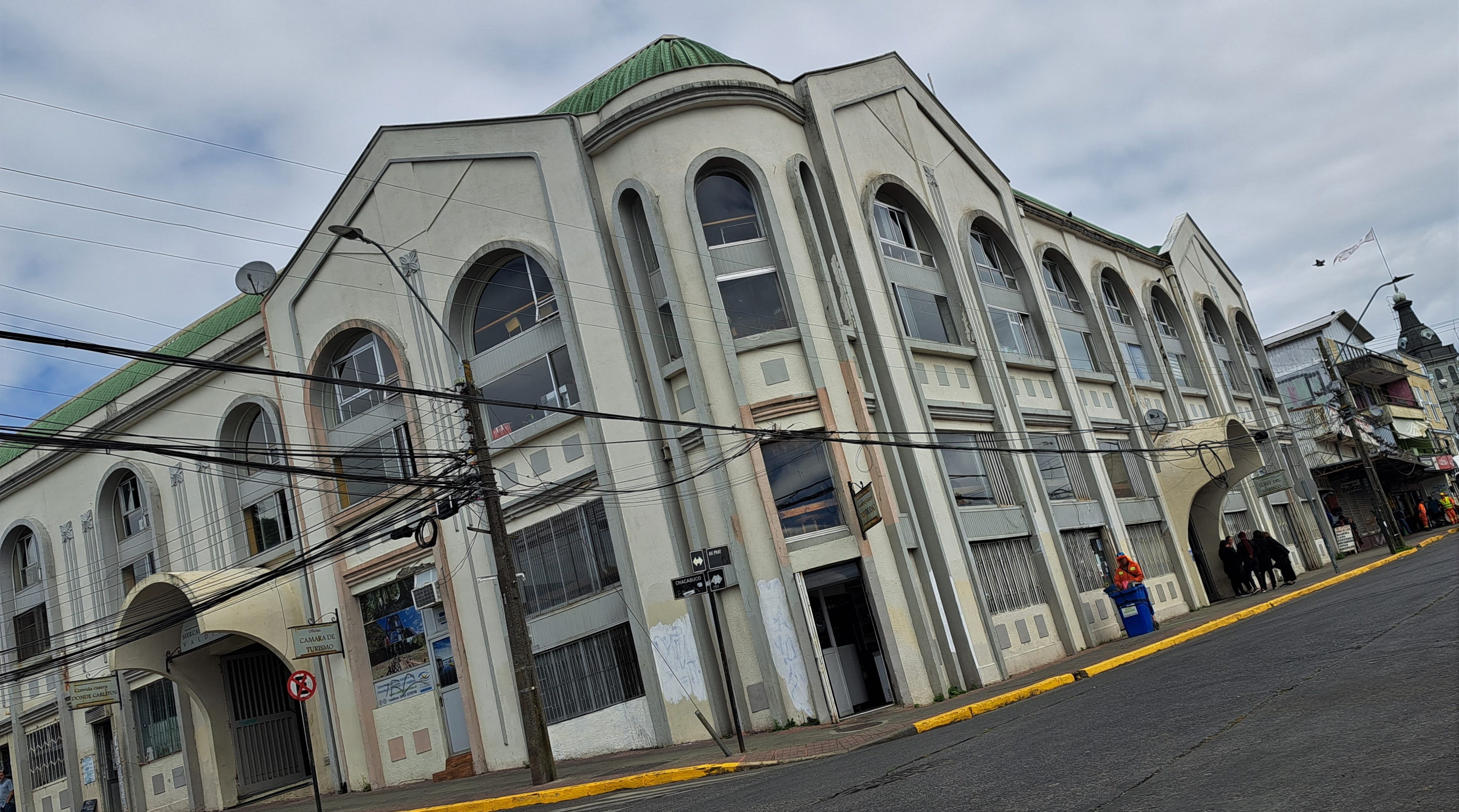 Mercado Municipal de Valdivia reabrió con normalidad tras principio de incendio