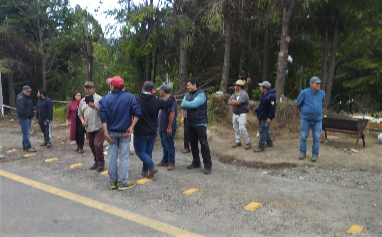 Esperando soluciones quedaron familias que se tomaron ruta a Neltume por incertidumbre salarial