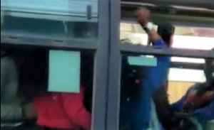 Dentro de una micro y en pleno centro: Violenta riña protagonizaron mujeres en Valdivia