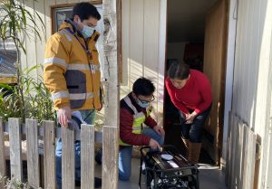 Saesa entregó 50 equipos de respaldo a vecinos electrodependientes de Los Ríos