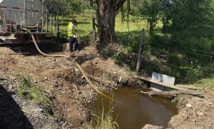 Robaba agua para una obra vial: En un estero detienen al conductor de un camión aljibe en Río Bueno