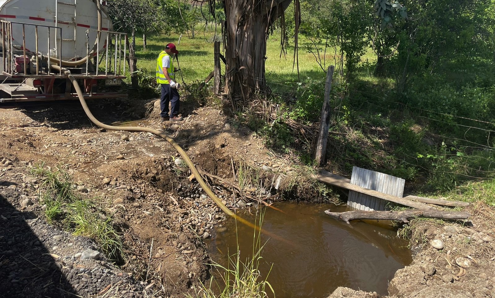Robaba agua para una obra vial: En un estero detienen al conductor de un camión aljibe en Río Bueno