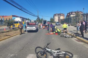 No habría respetado paso peatonal: Conductor atropelló a dos ciclistas adolescentes en Valdivia