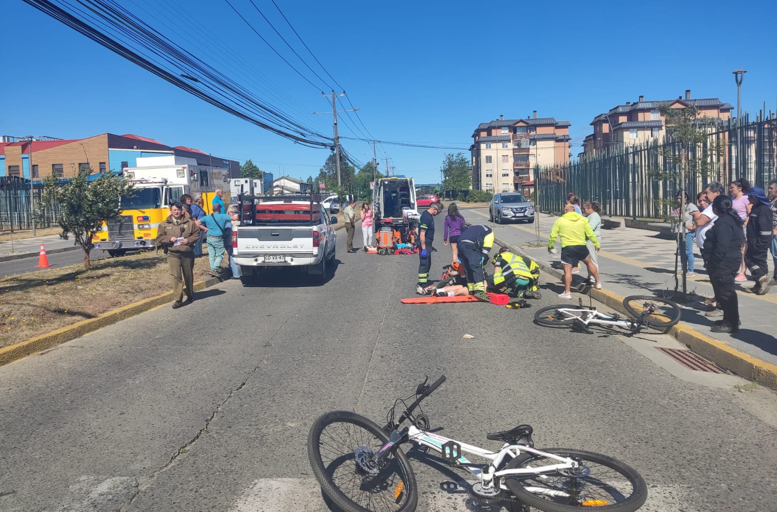 No habría respetado paso peatonal: Conductor atropelló a dos ciclistas adolescentes en Valdivia