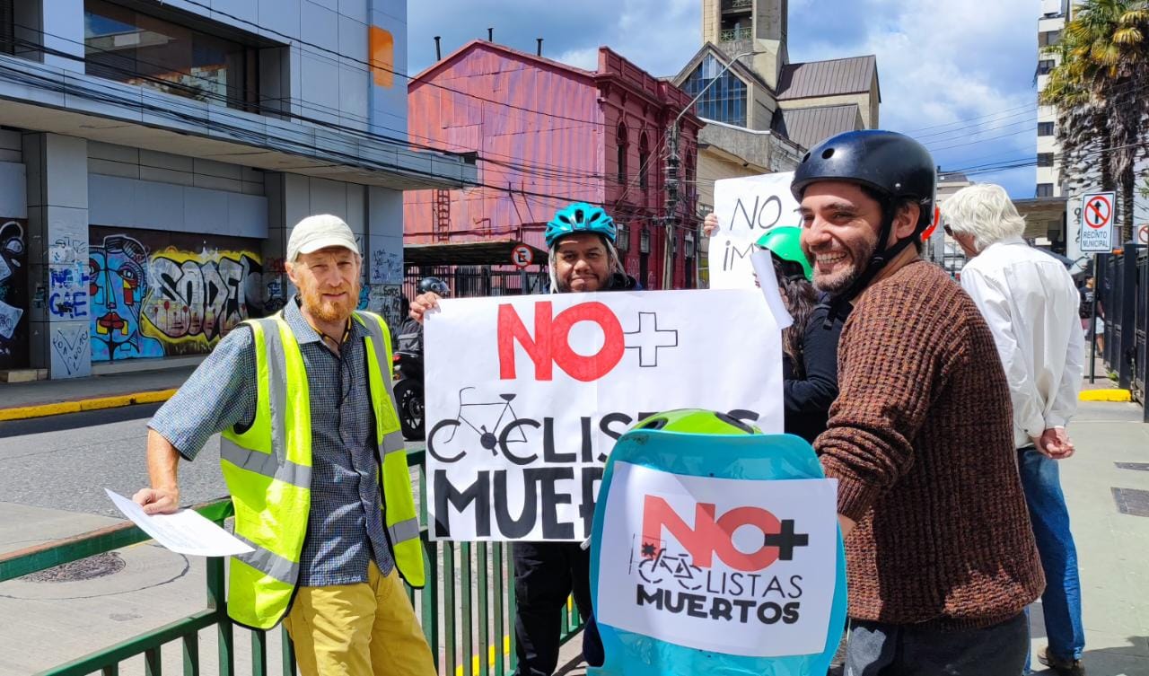 Ciclistas protestan por atropellos fatales en Valdivia: Exigen medidas de seguridad vial