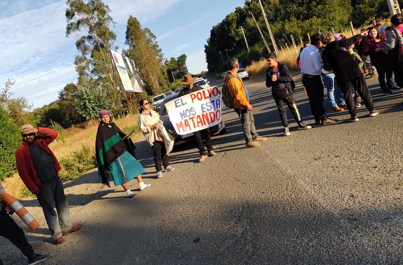 Vecinos protestaron para que se apliquen medidas por polvo en ruta Torobayo-Curiñanco
