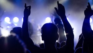 Adolescente fue detenido en discoteque valdiviana portando arma y droga