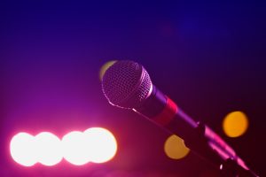 Desde música urbana hasta rutinas de humor: Destacados artistas nacionales arribarán a Valdivia