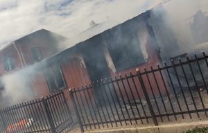 Tres lesionados y nueve damnificados dejó incendio que consumió por completo una vivienda en Valdivia