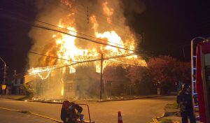 Encuentran un cuerpo en medio de escombros de incendio de inmueble en Valdivia