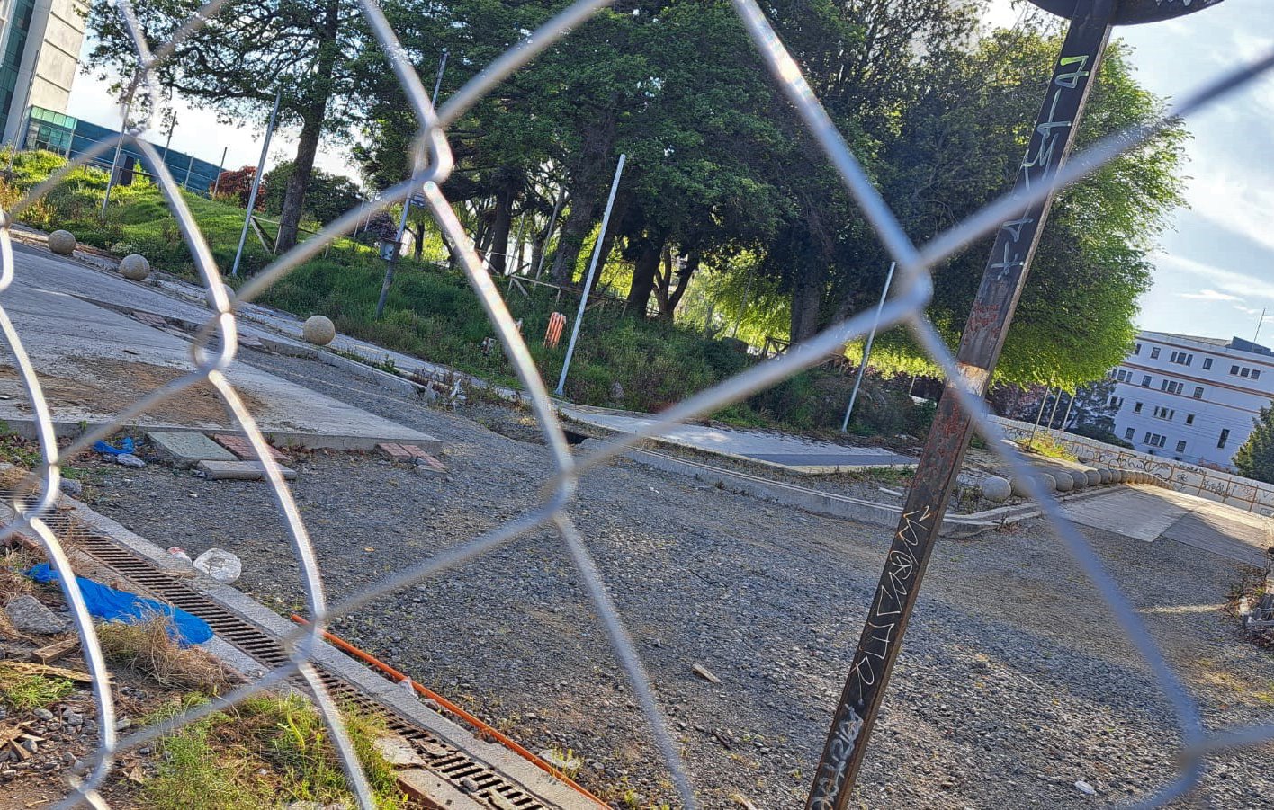 SEA resolverá si proyectos de plazas del centro de Valdivia deben ingresar a evaluación ambiental