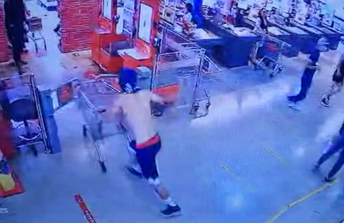 Trabajadores agredidos y diversos destrozos: Registran violenta riña en supermercado de Valdivia