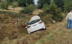 Dos lesionados y cortes de electricidad dejó colisión de camión y un auto en la ruta Valdivia-Máfil